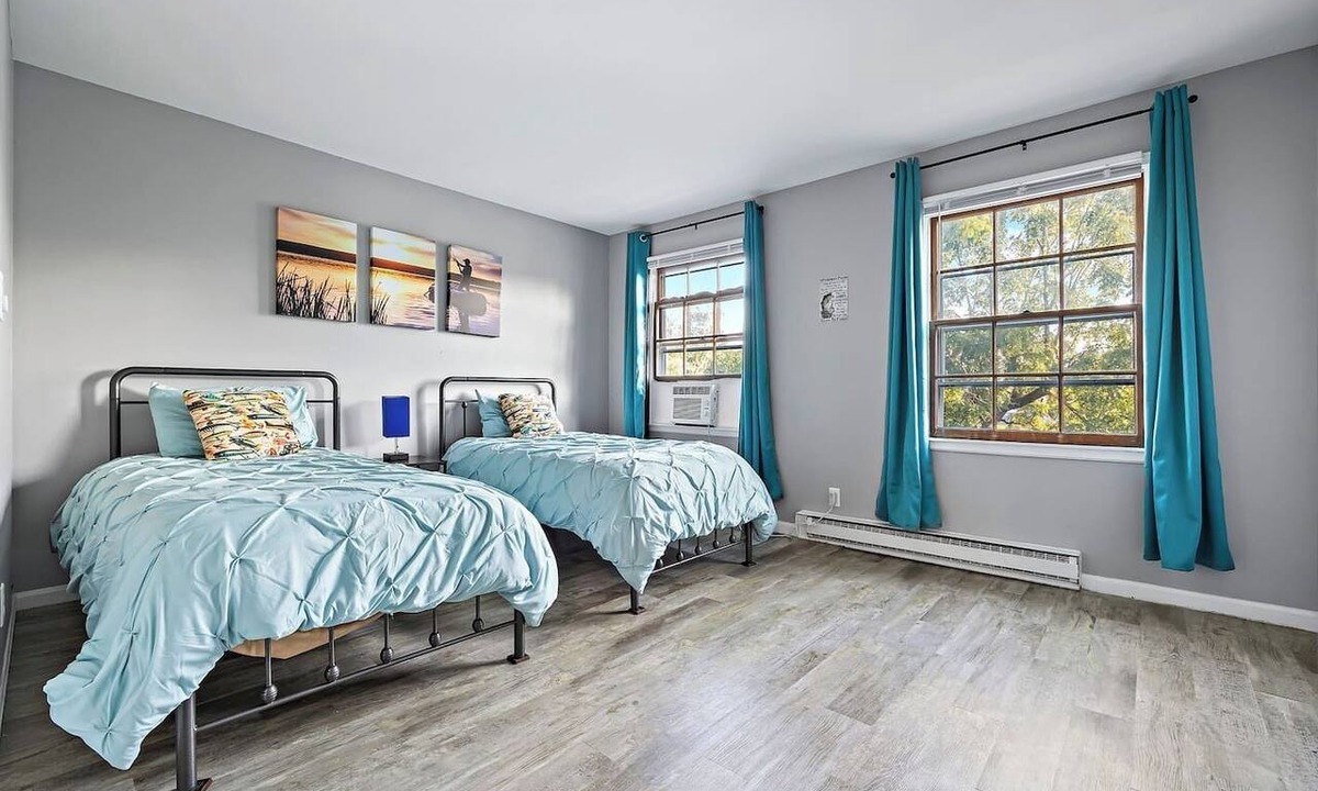 Yorkville Apartment | Relaxing 2BR Riverfront Townhome