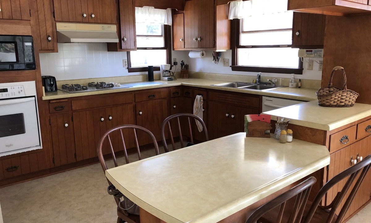 Oakdale House | Rural Acreage, entire house, 20 min. to Iowa City, w/long-term options