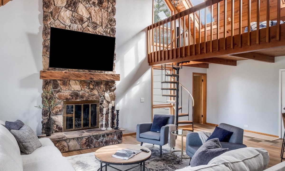 Hinsdale House | Rustic Charm 4 BD/2.5 BA w/ Loft