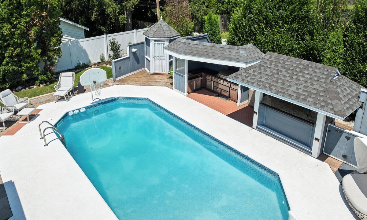 Lake Geneva House | Saltwater Pool |Outdoor Kitchen, Bar & TV |Poolside Seating |Gas Fireplace |Near Downtown