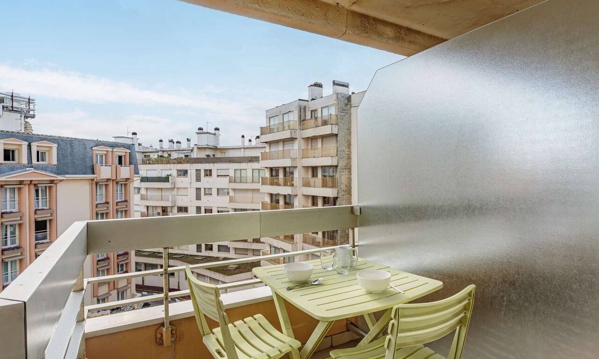 Biarritz Apartment | Seafront Studio with Pool in Biarritz