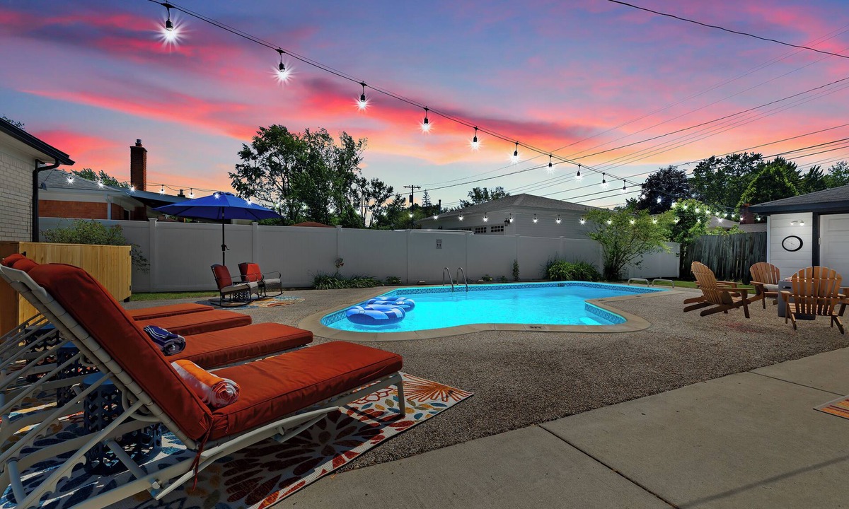 Clawson House | Seasonal Private Heated Pool, Firepit, Walk to Parks + Eats