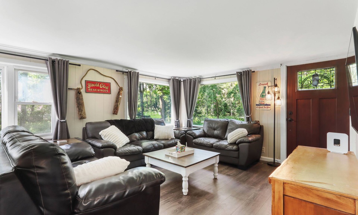 Como House | Serenity Awaits ! Private Country Estate on 10 acres. Large groups welcome!