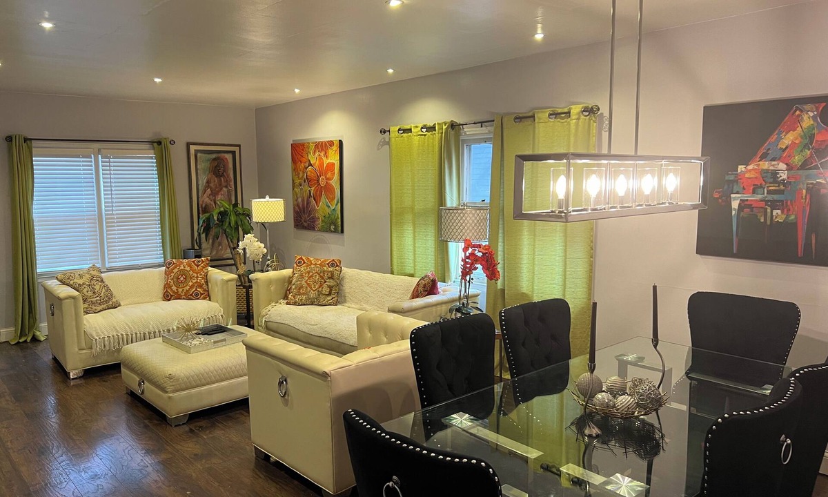 Milwaukee House | Serenity - Loft Style Near Downtown+Freeway, UPR Duplex, Separate Entrance