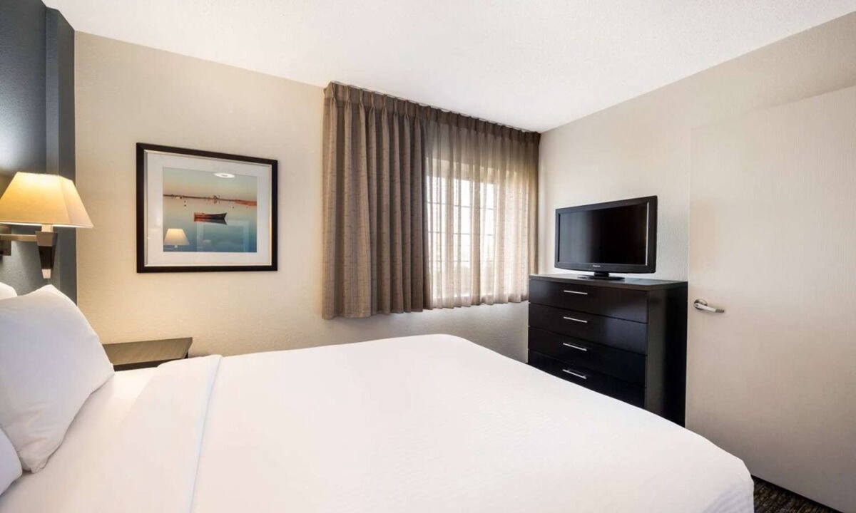 West Des Moines Hotel | Short Distance From Jordan Creek Town Center Family Suites with Full Kitchens