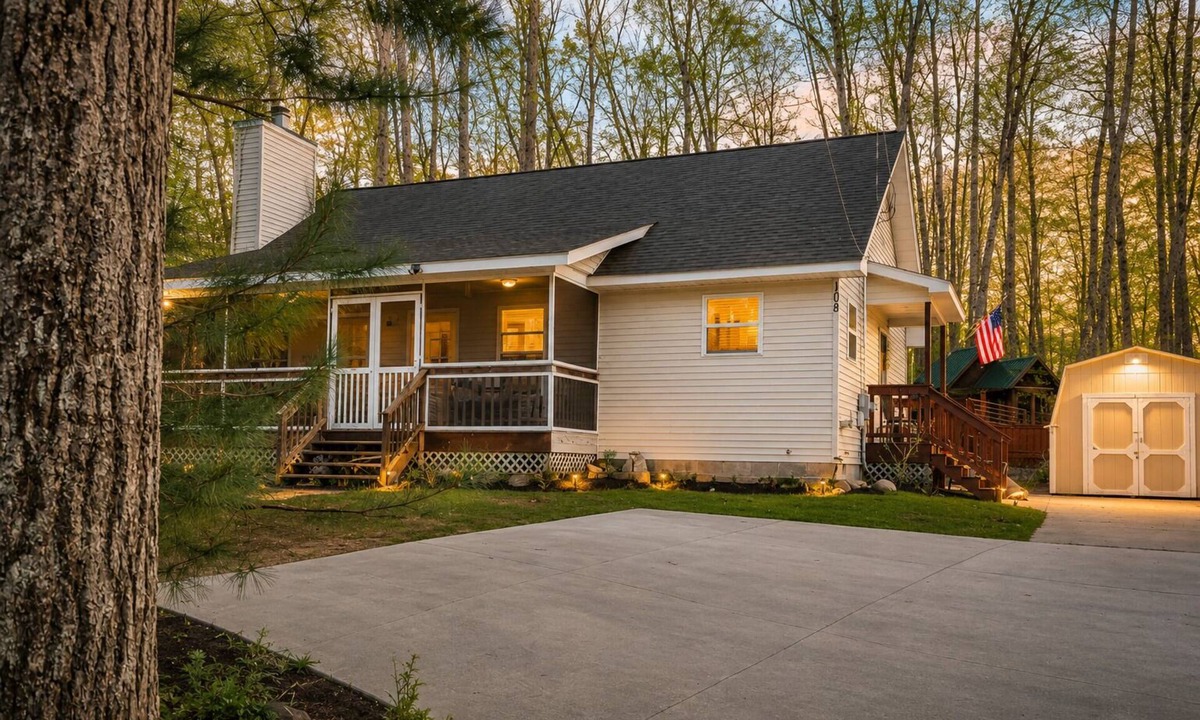 Higgins Lake Cottage | South Higgins Lake Park King Bed Game Room 75" TV Firepit Fireplace SUP AC