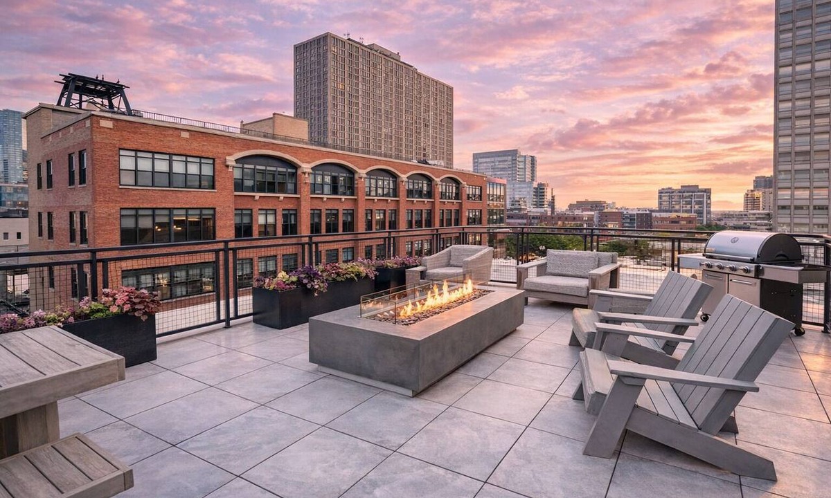 Near South Side Apartment | South Loop 2BR Oasis w/Patio & Gym Near McCormick Place and Soldier Field