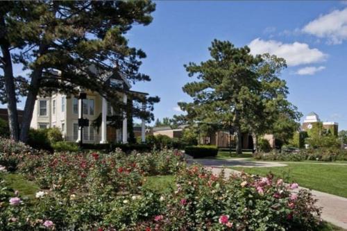 Russell Apartment | Spacious 4 bed Apt with 2 Living Areas Near Downtown