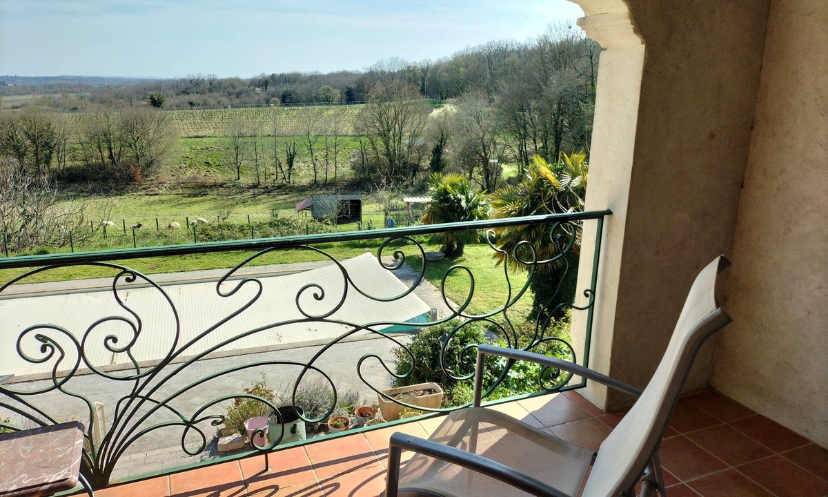 Saint-Sulpice-de-Cognac Villa | Spacious 4-bedroom villa for relaxing stays amongst the vineyards