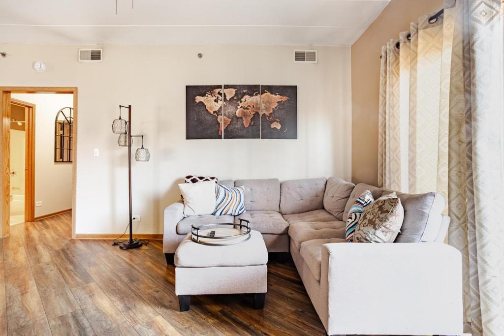 Chicago Ridge Apartment | Spacious Condo