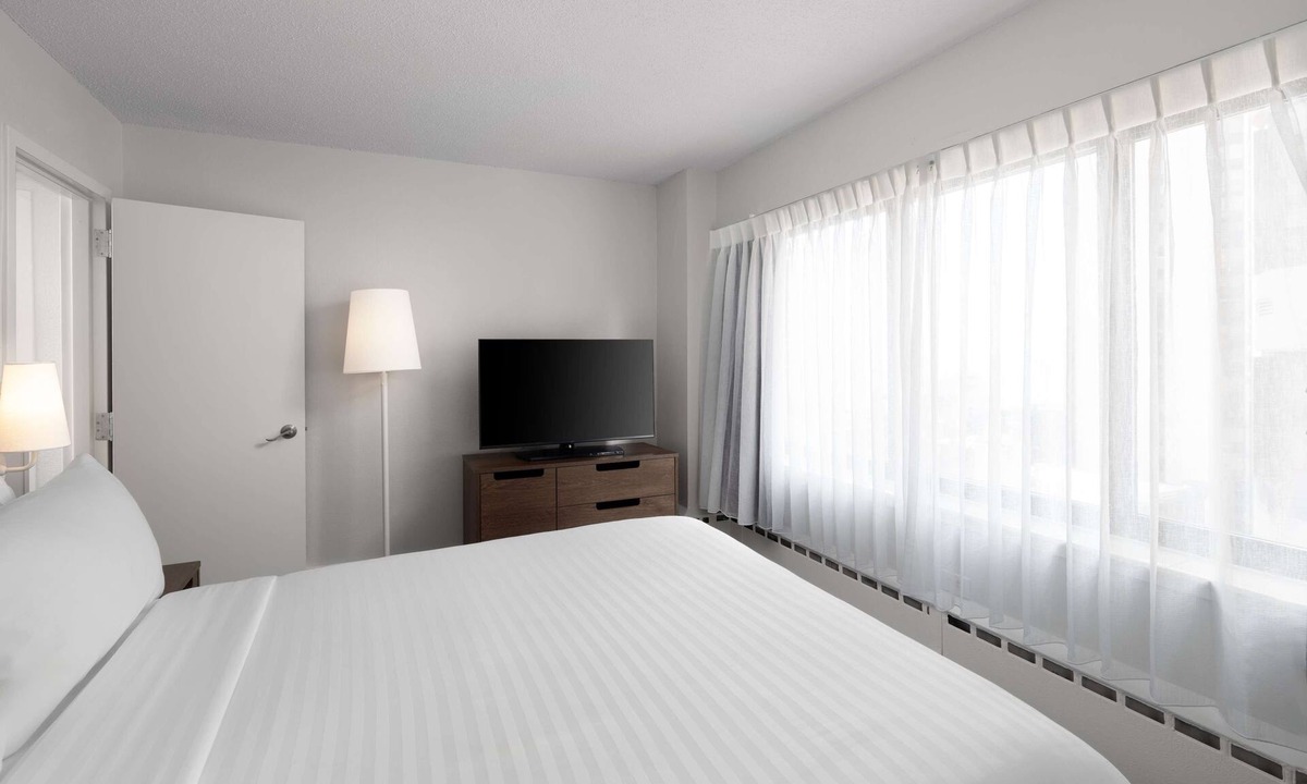 Streeterville Hotel | Spacious Good-Value Accommodation! 2 Convenient Units, Free Breakfast