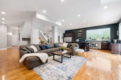 Bridgeport House | Spacious Luxury Retreat 8 Bed Oasis with 6 Baths