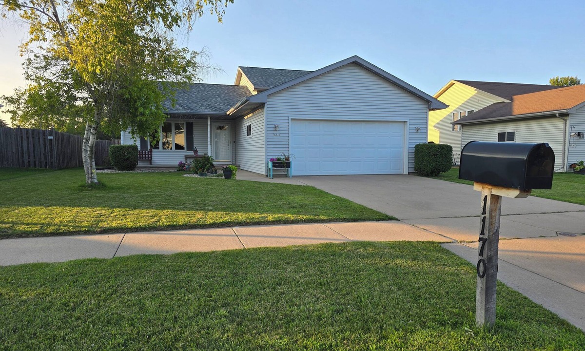 Oshkosh House | Spacious quad level 3 Bedroom 3 Bath, Wi-Fi, Key-less. Great for EAA