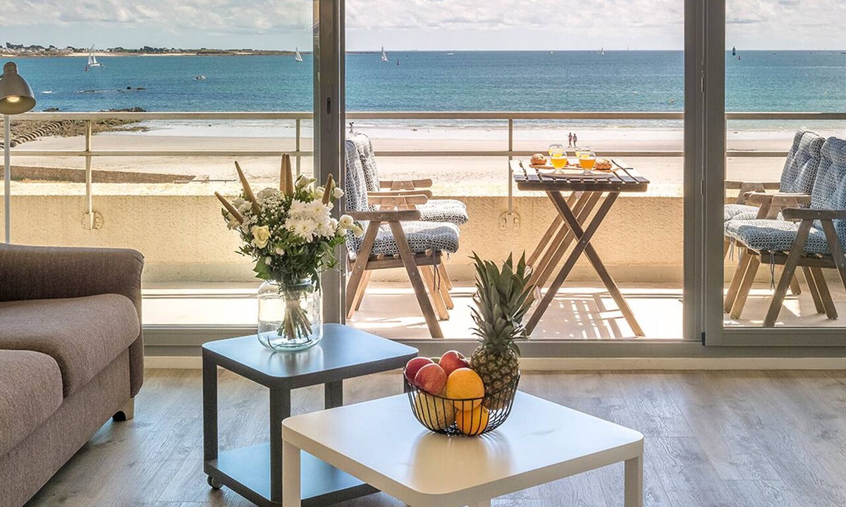 Larmor-Plage Apartment | Spacious studio with terrace, sea and shops 700m, private parking, Wi-Fi included