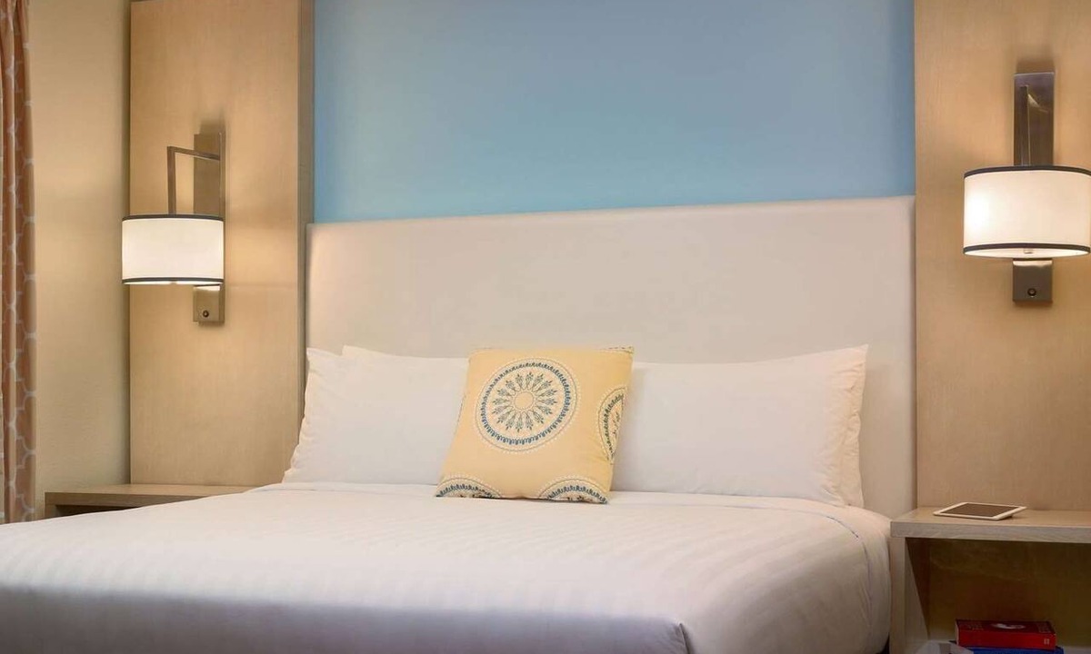 Auburn Hills Hotel | Spacious Suite with Outdoor Pool, Kitchen & Free Breakfast at Auburn Hills!
