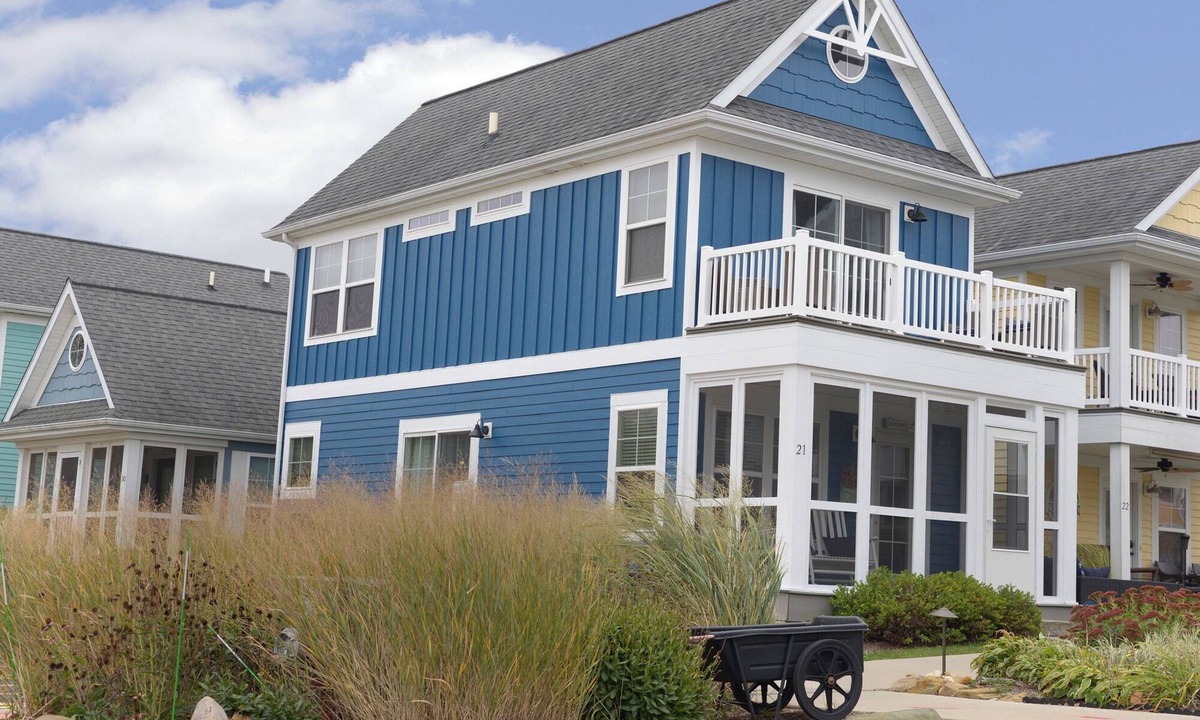 Ottawa Cottage | Spyglass Inn Cozy Retreat on the River at Heritage Harbor Near Starved Rock