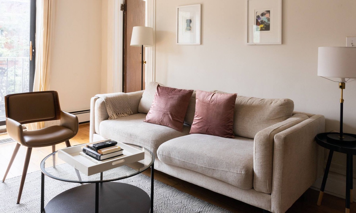 Lincoln Park Apartment | Steps to Bars, Lake, Eats | Easy Access | Zencity