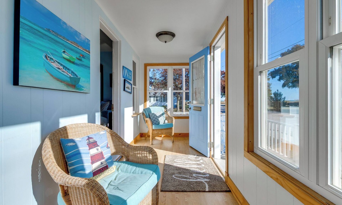 Two Rivers Cottage | Steps to Beach - Two Rivers Lakeview Cottage