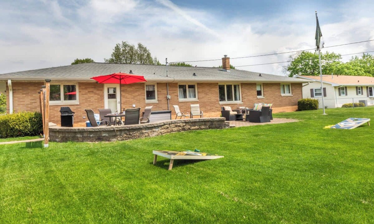 Ashwaubenon House | Steps to Lambeau | Backyard & BBQ