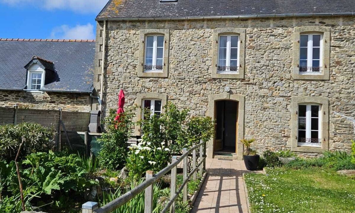 Plomodiern House | Stone house 600 m from the sea with garden and terrace.