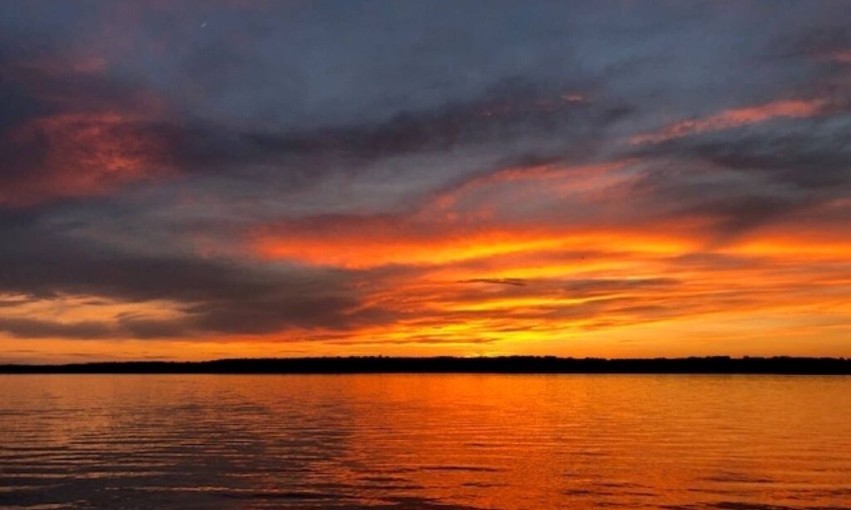 Whitehall Cottage | Storybook Sunset Cottage on White Lake. Excellent Location. Dock & Kayaks.