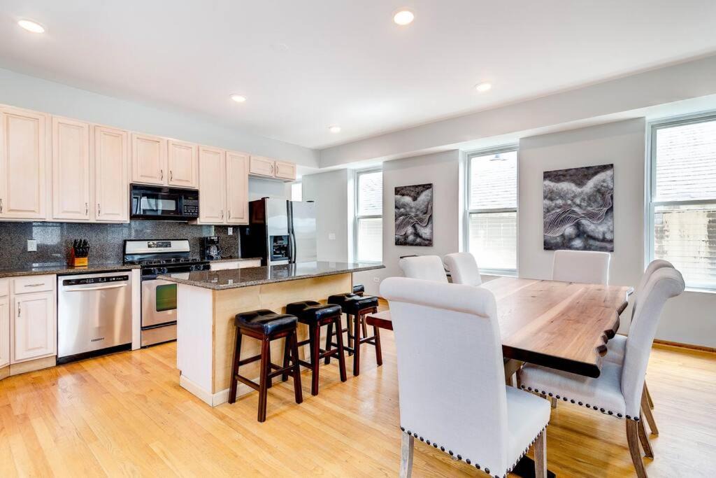 Pulaski Park Apartment | Stunning 2 Floor Penthouse Downtown