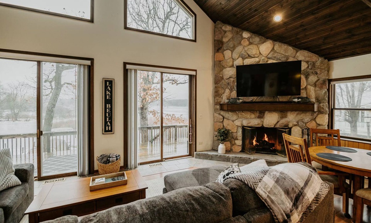 East Troy House | Stunning Family Lake House on Lake Beulah near Alpine Valley 90 min from Chicago