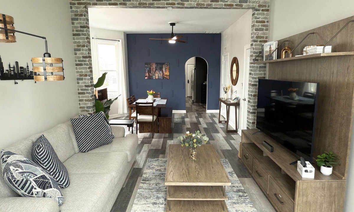 Hermosa Apartment | Stylish 2 Bedroom Aparment with Games and Free Parking