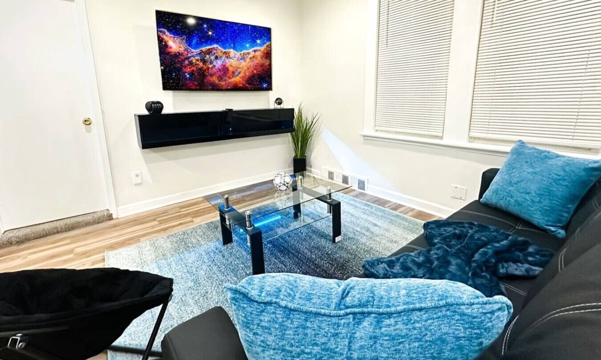 Forest Park Apartment | Stylish and Relaxing Apt w/Parking and Easy Access to City and Airports