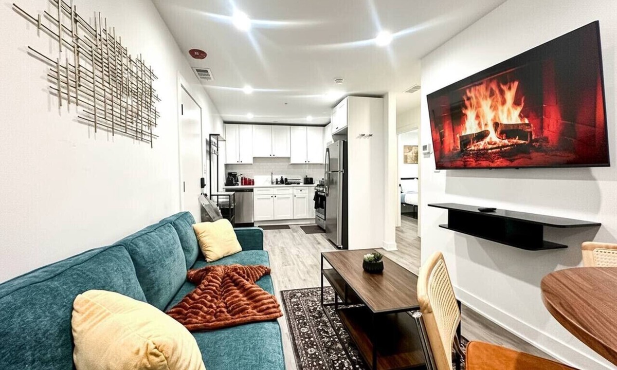 Lavergne Apartment | Stylish Berwyn Retreat - 15 Min to Midway - Easy Access to Chicago