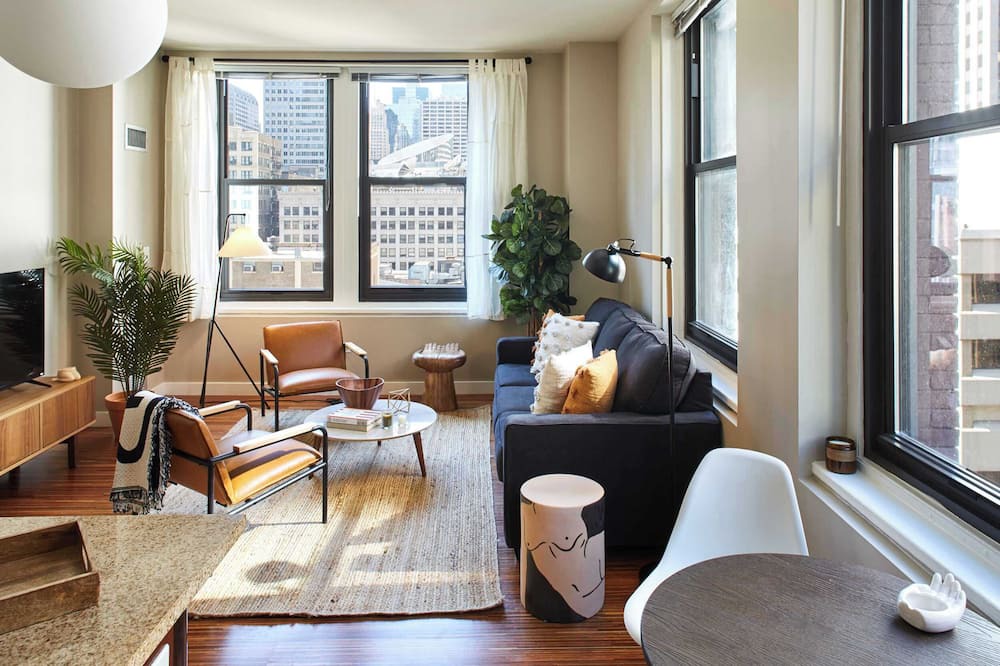 Downtown Chicago Apartment | Stylish Corner 2 Bedroom in the Heart of Chicago | Roof Deck