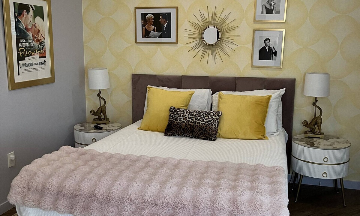 Williams Bay Apartment | Suite 2 Pillow Talk Suite The American Hotel Dwntn Williams Bay. Steps to Beach.