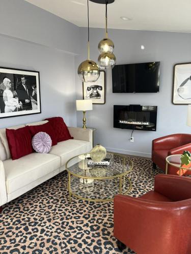 Williams Bay Apartment | Suite 2- The American Hotel Dwtn Williams Bay