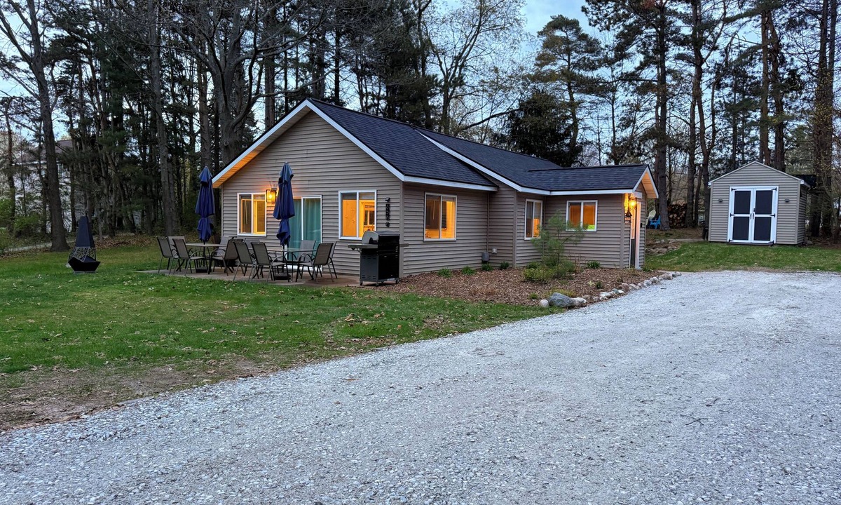 Silver Lake Cottage | Summer Cottage Sleeps 8 Pool Bikes Walk to Beach Tennis Flora Dale