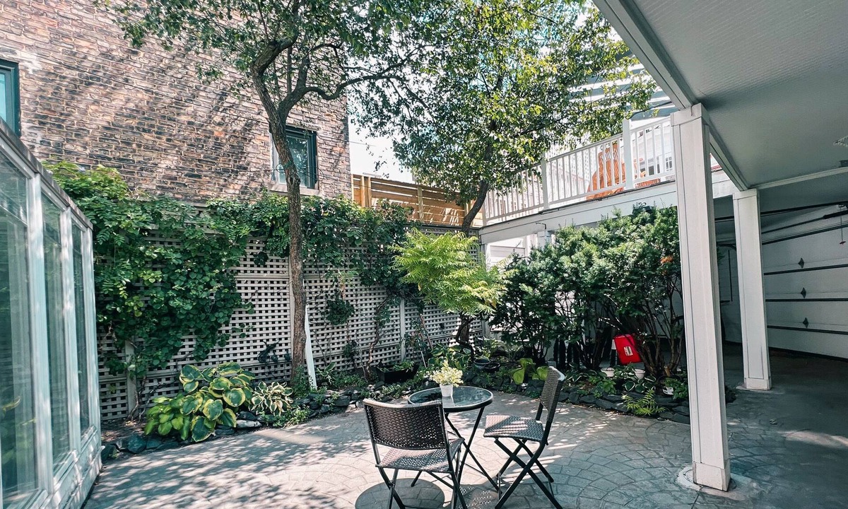 Lincoln Park House | Sun-filled 5-Bedroom home steps from the Lake, Park, Zoo and Restaurants