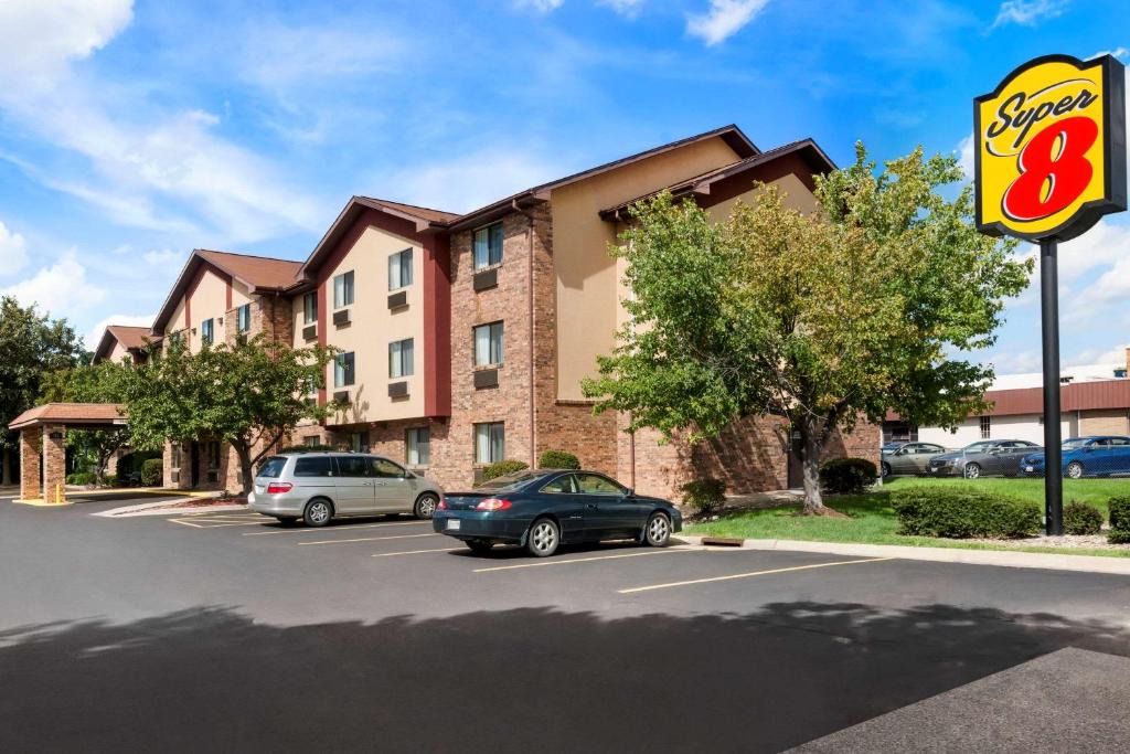 East Peoria Hotel | Super 8 by Wyndham East Peoria
