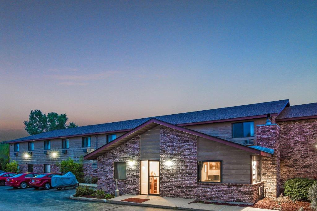 Hartford Hotel | Super 8 by Wyndham Hartford WI