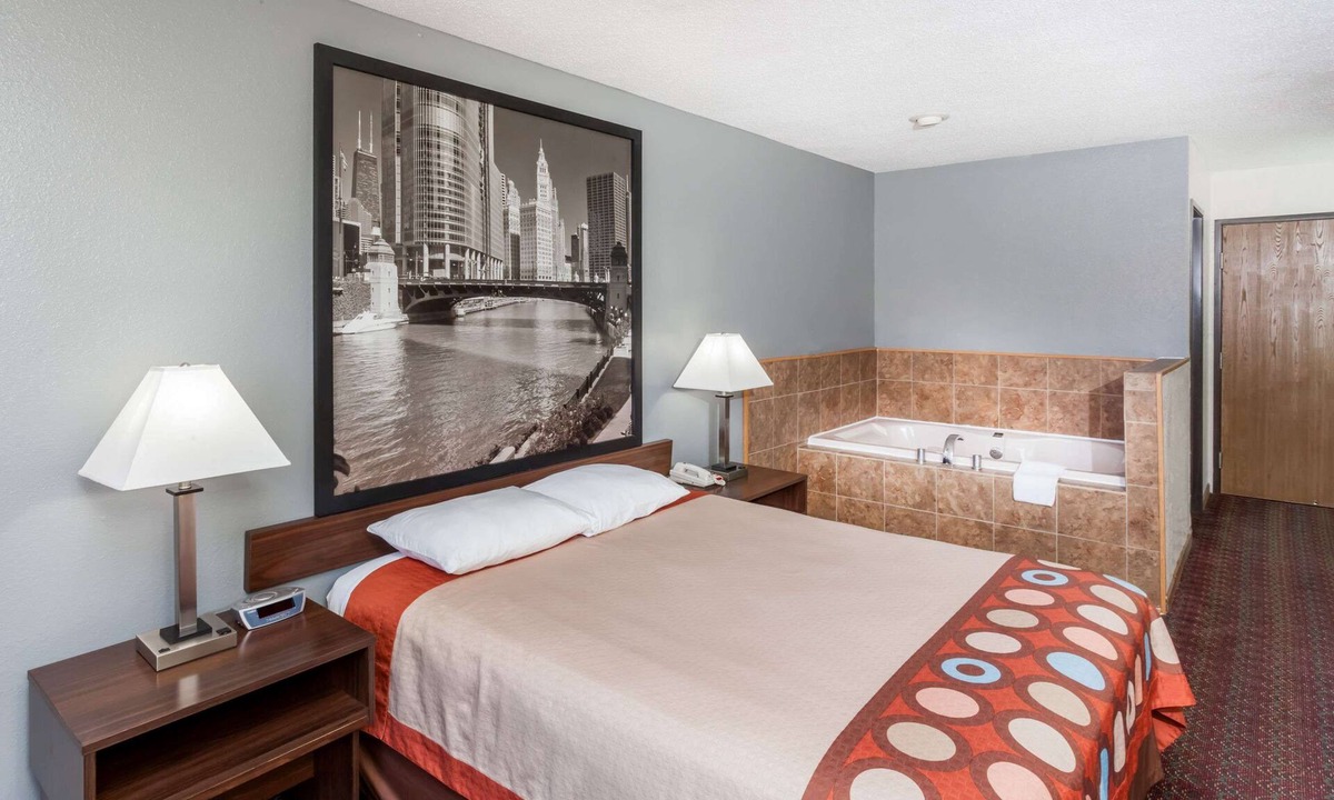 Pekin Hotel | Super 8 by Wyndham Pekin/Peoria Area