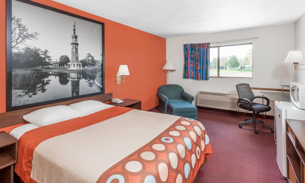 Washington Hotel | Super 8 by Wyndham Washington/Peoria Area