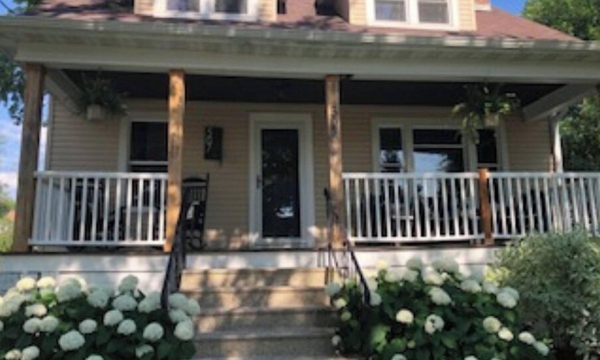 Neenah House | Super cute house with views of the lake. Great walkability score!