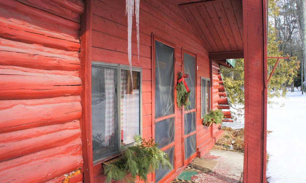 Grawn Resort | Tamarack Logroom - Ellis Lake Resort - Interlochen/Traverse City