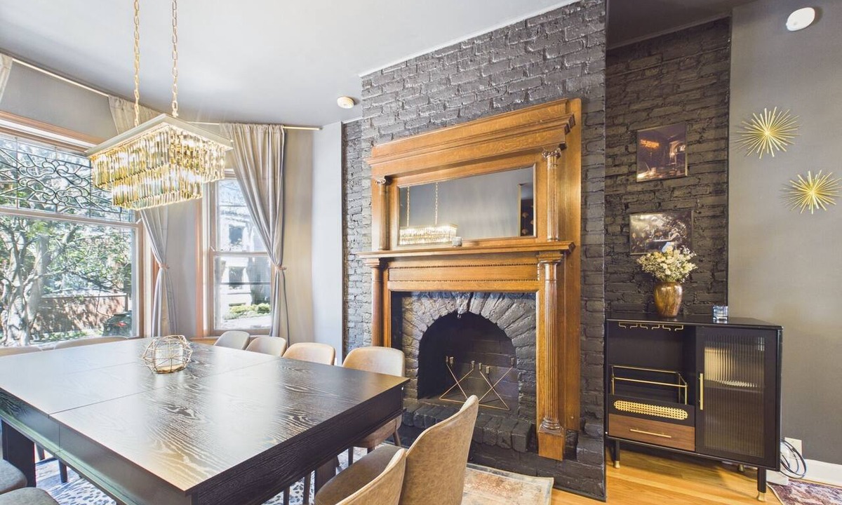 Wrigleyville Apartment | The Dakin Estate: 4BR Art Deco speakeasy duplex in Wrigleyville, 5 min from Wrigley Field. Designed for groups, it blends curated interiors, elevated finishes, and entertainment-focused spaces for Cubs games, concerts, and Chicago nightlife.