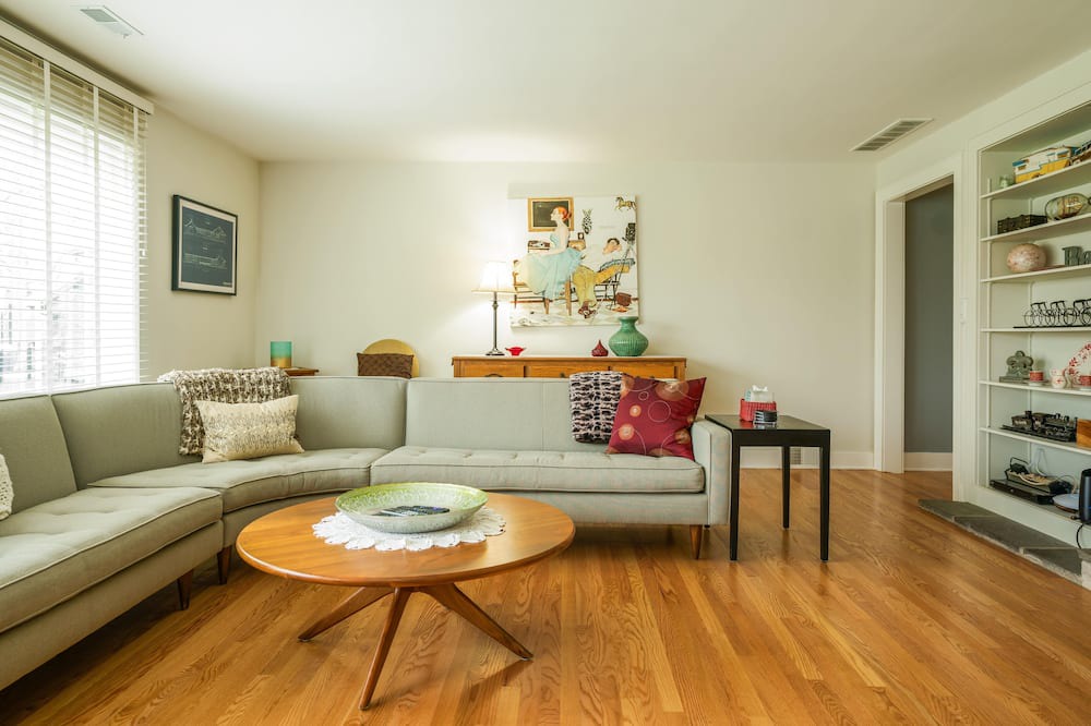 Lake Geneva House | The Doctor’s Inn – Lake Geneva Escape for 10!