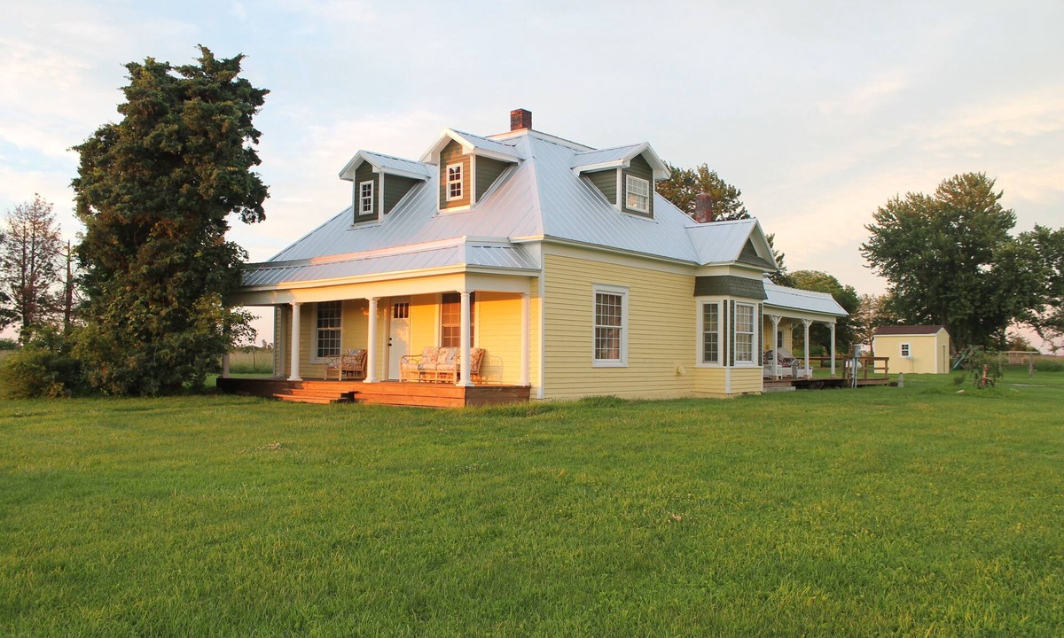 Fairport House | The Farm House-Just 1 Hour from KC Sports fans! Great for Any Season! Pet Friendly