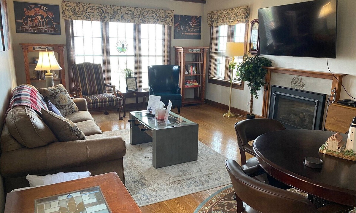 Racine House | The Gatsby! Pro Cleaned, Self Check In Sleeps 12