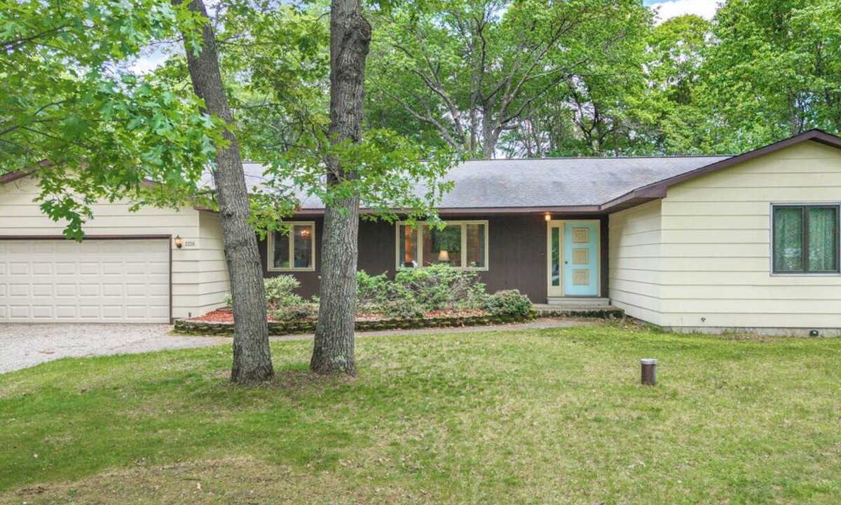 Gladstone House | The Lake Bluff House