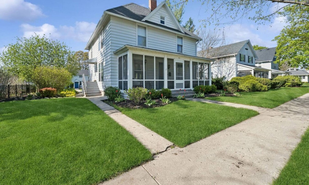 Lake Geneva House | The Mainstay | Lake Geneva Vacation Home — Walk to Lake & Shops l Sleeps 15