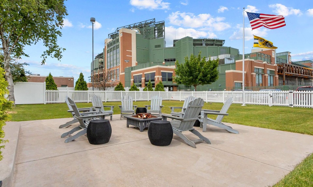 Ashwaubenon House | THE STADIUM HOUSE W/LAMBEAU FIELD IN YOUR BACKYARD IS OPEN FOR PACKER SEASON!