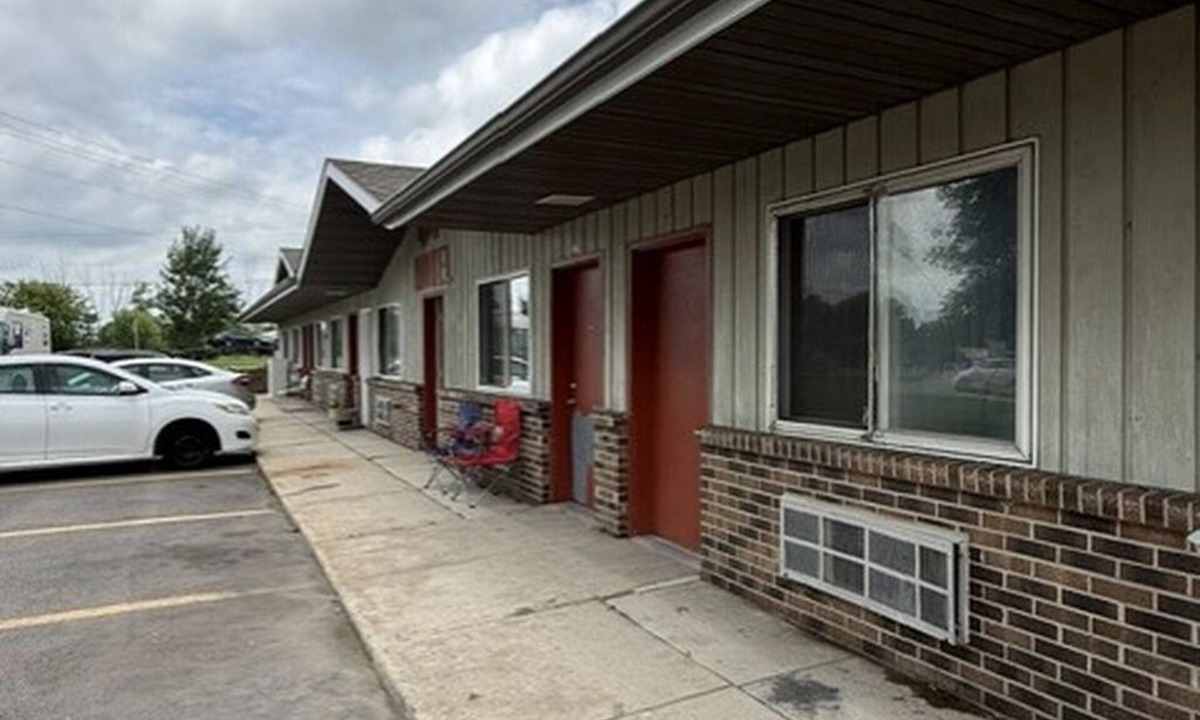 Cambridge Hotel | The Village Motel