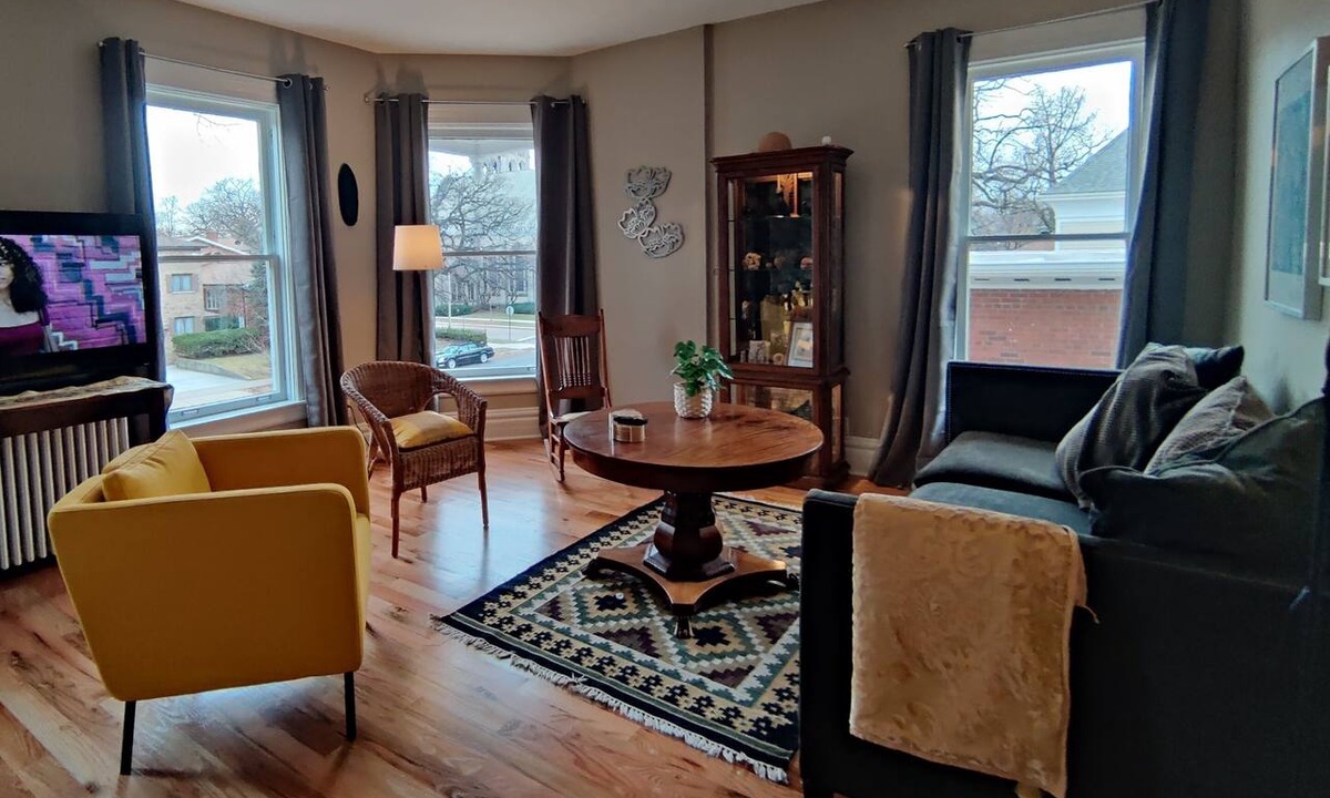 Oak Park Apartment | Top floor of Historic Oak Park Home/2 Car Garage
